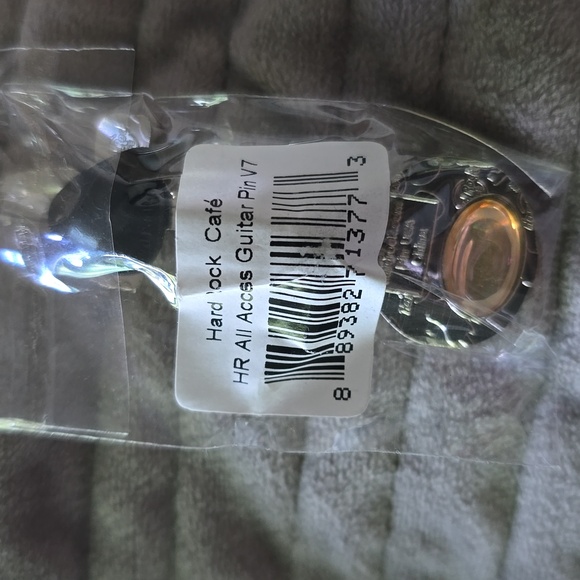 Hard Rock Cafe All Access Guitar Pin V7 - Picture 2 of 2